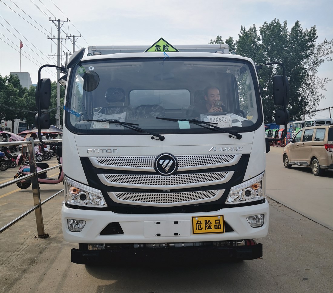 福田歐馬可4.7米貨廂爆破器材運(yùn)輸車(chē)