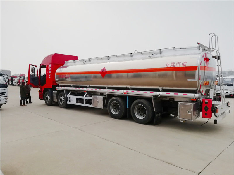 上汽紅巖29.7方前四后八鋁合金運油車，20噸運油車