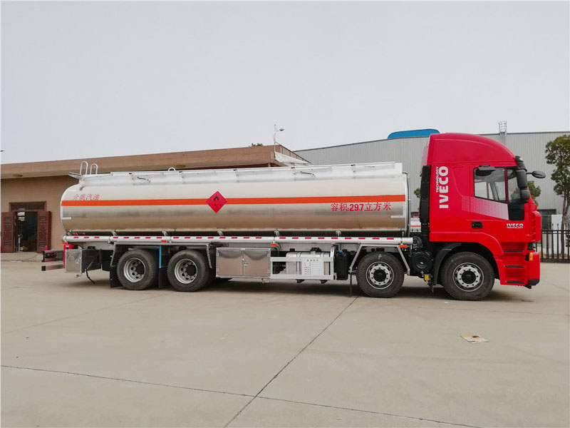 上汽紅巖29.7方前四后八鋁合金運油車，20噸運油車